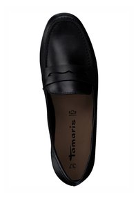 Chaussure noire en cuir à enfiler avec une finition lisse, présentant une sangle décorative sur le devant et un bout arrondi. Logo de la marque visible à l'intérieur.