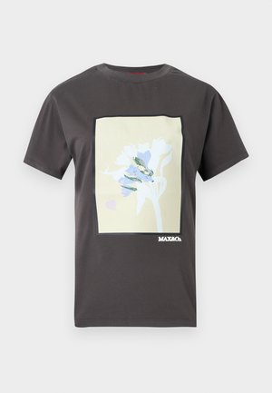 T-shirt grigio scuro a maniche corte con una grafica rettangolare floreale in crema, blu e verde, con il logo "MAX&Co." in basso a destra.