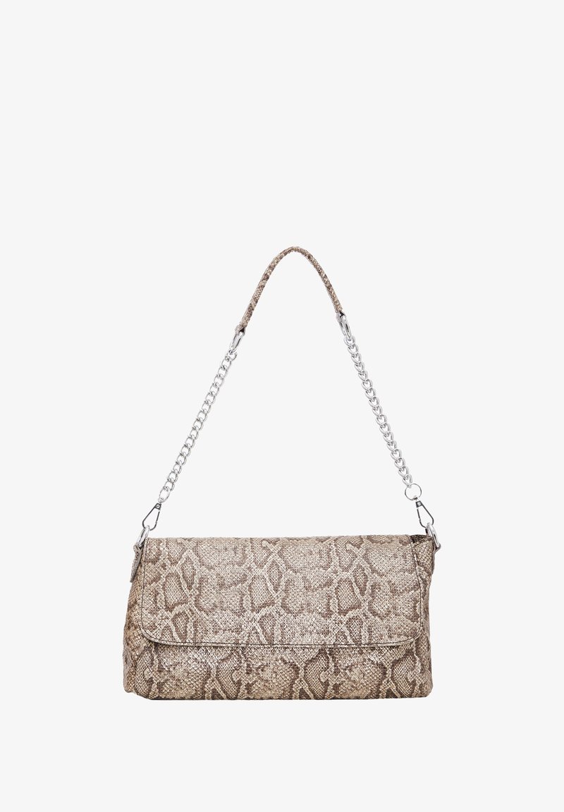 Väskan med ormtryck i beige och bruna nyanser har en texturerad yta, en silverkedjesnor och en vikbar flikstängning.