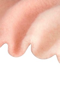 Gelaagd, gebogen materiaal met een zachte, bleke roze textuur; heeft een golvende rand en een fuzzy uitstraling, wat diepte en dimensie creëert.