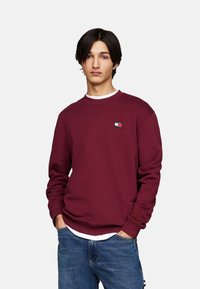 Tommy Jeans REG BADGE CRE EXT - Sudadera - deep rouge
