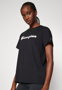Champion GRAPHIC CREWNECK - Apdrukāts T-krekls - black