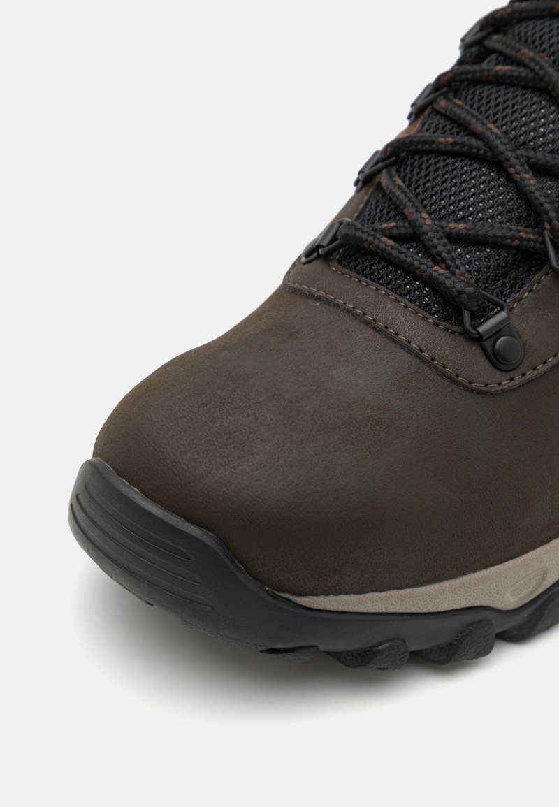 Columbia Newton Ridge Plus 2 Wp, Scarponi da trekking ed escursionismo impermeabili a vita media Uomo, Cordovan/Squash, 44 EU