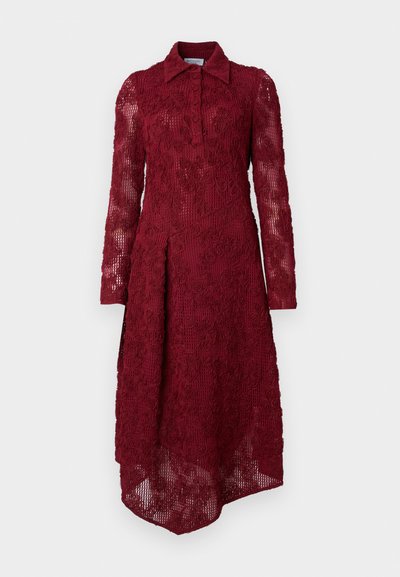Burgundijska obleka z teksturirano, čipkastimi vzorci; ima ovratnik, gumbasto zapiranje ter dolge rokave. Rob je asimetričen.