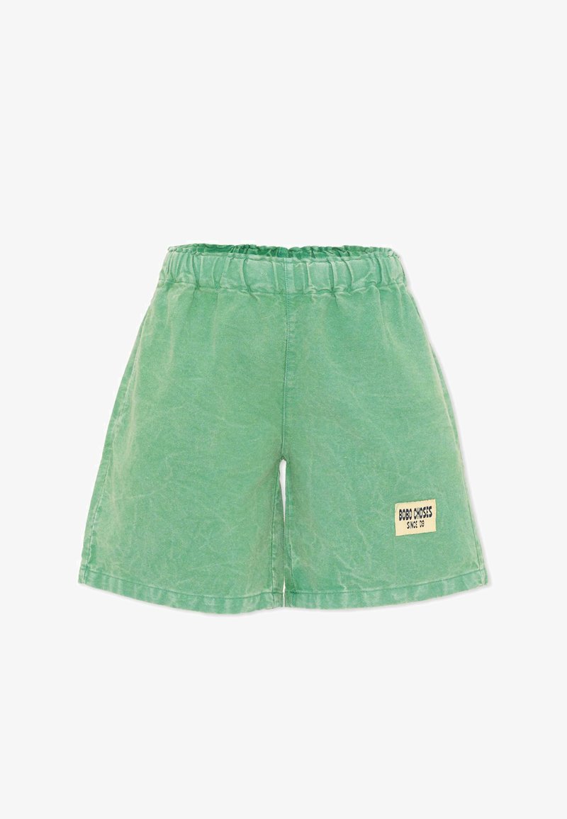 Shorts taille élastique verts avec une texture délavée et un petit patch rectangulaire "Bobo Choses Since '99" sur la partie inférieure de la jambe droite.