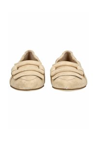 Zapatos planos de ante beige con puntera redonda, que cuentan con dos correas gruesas cruzadas en el empeine y una textura suave. Suela plana y duradera.