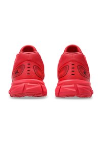 Rode sportieve schoenen met een gemêleerde mesh bovenkant, gevoerd schouderstuk en rubberen zool. Voorzien van zwarte accenten en zichtbare ventilatiedetails.