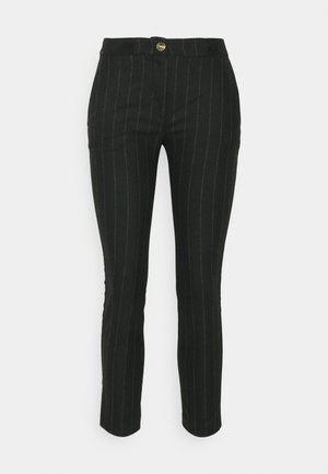 Maßgeschneiderte schwarze Hose mit vertikalen Nadelstreifen, aus einem glatten Stoff gefertigt. Verfügt über einen Knopfverschluss und schmal zulaufende Beine.