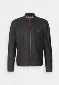 Czarna, lekka kurtka bomberka z zamkiem błyskawicznym z przodu, kołnierzem zapinanym na zatrzask i złotymi elementami ozdobnymi. Wnętrze wyściełane kratką i boczne kieszenie.