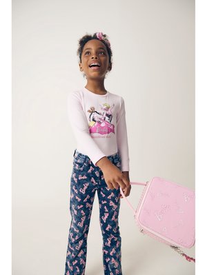 Camicia a maniche lunghe di colore rosa chiaro con stampa grafica, jeans blu scuro con motivo "Barbie" rosa e borsa rosa con zip e tracolla.