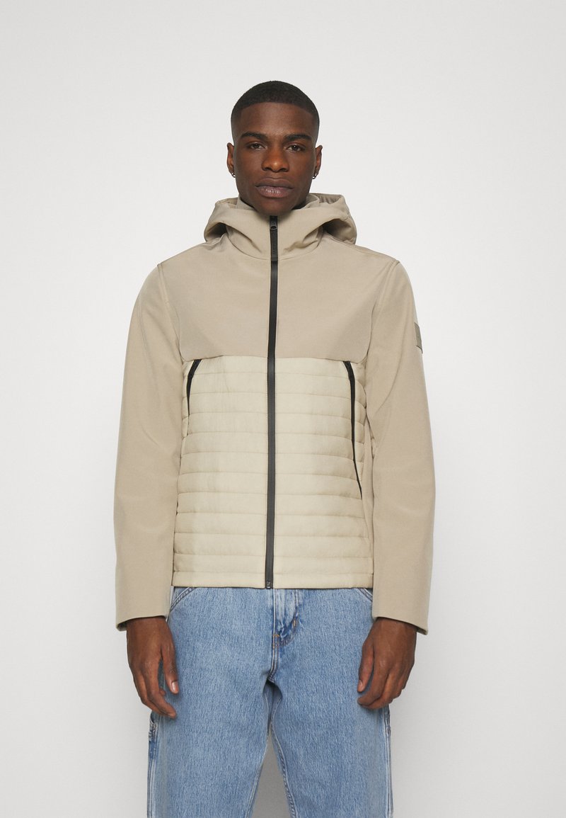 Calvin Klein QUILTED MIX MEDIA JACKET HOOD - Outdoorjacke - fresh clay ...