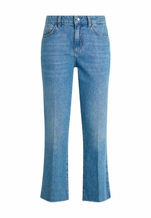 Jeans in denim blu chiaro con un taglio a zampa, design a cinque tasche e chiusura anteriore con bottone. La texture del tessuto appare liscia con una finitura classica.