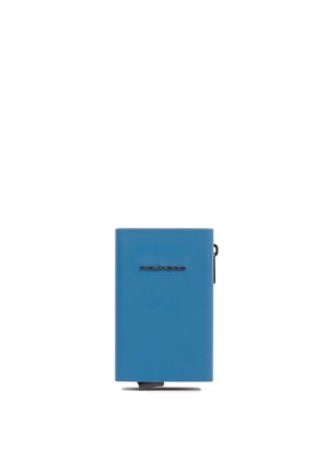 Portafoglio rettangolare blu con cerniera nera e logo del marchio in rilievo sul davanti, posto in posizione verticale su uno sfondo bianco.