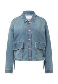 Jasnoniebieska kurtka dżinsowa o kroju cropped, z zapięciem na guziki z przodu, dwoma dużymi kieszeniami z klapami oraz postrzępionym wykończeniem dołu.