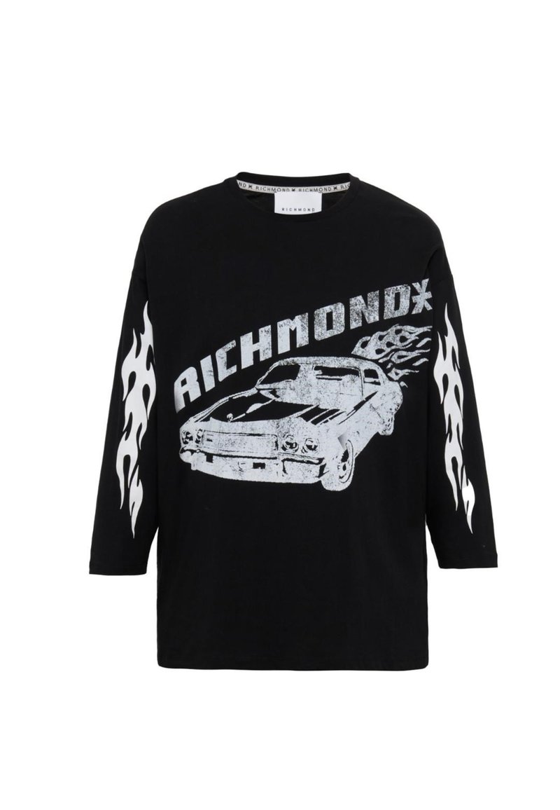 Maglietta nera a maniche lunghe con grafica di un'auto retro bianca e il testo "RICHMOND" sul petto, con design di fiamme bianche su entrambe le maniche.
