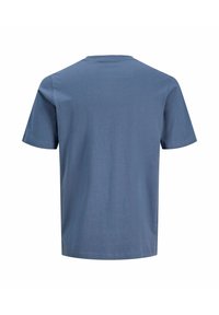 En enkel blå t-shirt med kort ärm, visad från baksidan på en vit bakgrund.