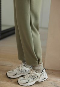 Next REGULAR FIT - Teplákové kalhoty - khaki green