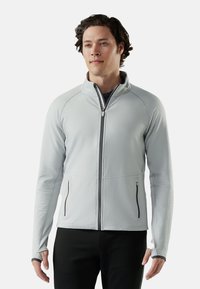 Lichtgrijze fleece jack met ritssluiting en hoge kraag, contrasterende zwarte ritsen, zijzakken en duimgaten in de manchetten, vervaardigd uit zachte stof.