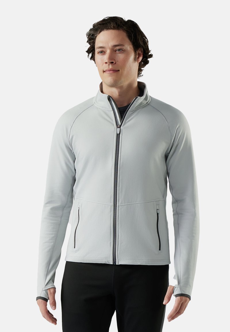 Lichtgrijze fleece jack met ritssluiting en hoge kraag, contrasterende zwarte ritsen, zijzakken en duimgaten in de manchetten, vervaardigd uit zachte stof.