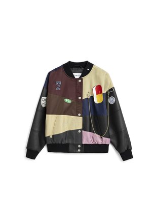 Veste universitaire multicolore avec manches noires, écussons dont le numéro 7, pilules, logos, et un accessoire chaîne en or à l'avant.