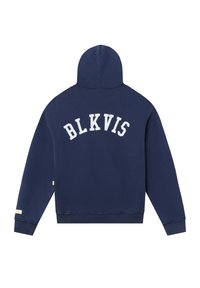 Marineblauwe hoodie met witte tekst "BLKVIS" in een boog op de achterkant. Zachte stof, ruime capuchon en ribgebreide manchetten en zoom.