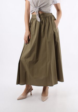 Gonna A-line verde oliva realizzata in tessuto leggero, con cintura e tasche. Abbinata a tacchi slingback beige, con una finitura liscia.