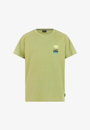 Grøn bomuld T-shirt med korte ærmer og lille logo. Kombineret med mønstrede mørkegrønne shorts og sorte klipklappere.