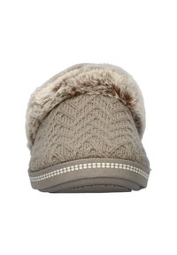 Pantofole in tessuto beige con tomaia a maglia decorata e colletto in morbida pelliccia sintetica. Punta tondeggiante con suola in gomma texturizzata.