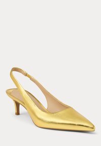 Χρυσά μεταλλικά πέδιλα slingback με μυτερή μύτη, χαμηλό τακούνι και απαλό υφασμά. Ο σχεδιασμός περιλαμβάνει άνοιγμα στο πίσω μέρος για εύκολη χρήση.