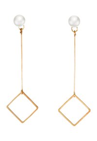 Goldfarbene Ohrringe mit einem langen geraden Pfosten, die einen runden Perlenstecker und eine hängende geometrische Diamantform zeigen.