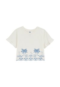 Camiseta blanca de manga corta con mangas con volantes, que presenta palmeras y olas bordadas en azul a lo largo del dobladillo inferior.