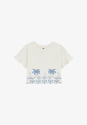 Fehér, rövid ujjú póló fodros ujjakkal, kék hímzett pálmafákkal és hullámokkal az alsó szegélyen.