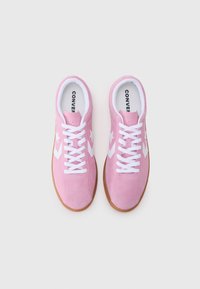 Rosa mockaläder sneakers med vita snören och stjärndetalj, med en sula av gummigummi. Enkelt design utan ytterligare mönster eller accenter.
