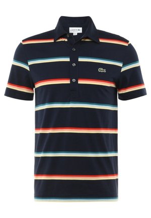 Polo bleu marine à manches courtes avec des rayures horizontales rouges, jaunes et bleu clair, avec un petit logo crocodile vert.