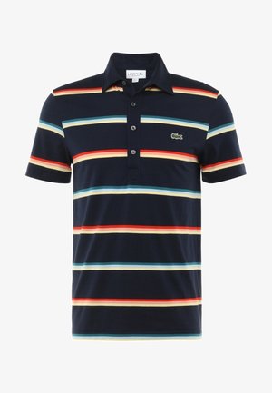 Polo bleu marine à manches courtes avec des rayures horizontales rouges, jaunes et bleu clair, avec un petit logo crocodile vert.