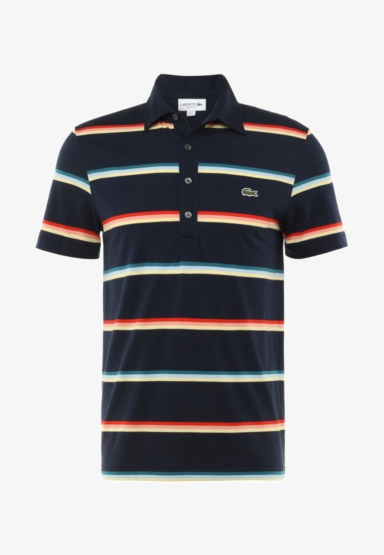 Polo bleu marine à manches courtes avec des rayures horizontales rouges, jaunes et bleu clair, avec un petit logo crocodile vert.