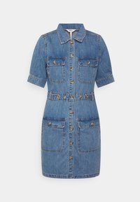 Vestido de ganga em azul claro com frente de botões, mangas curtas e dois bolsos no peito. Apresenta uma cintura cingida e costuras contrastantes.