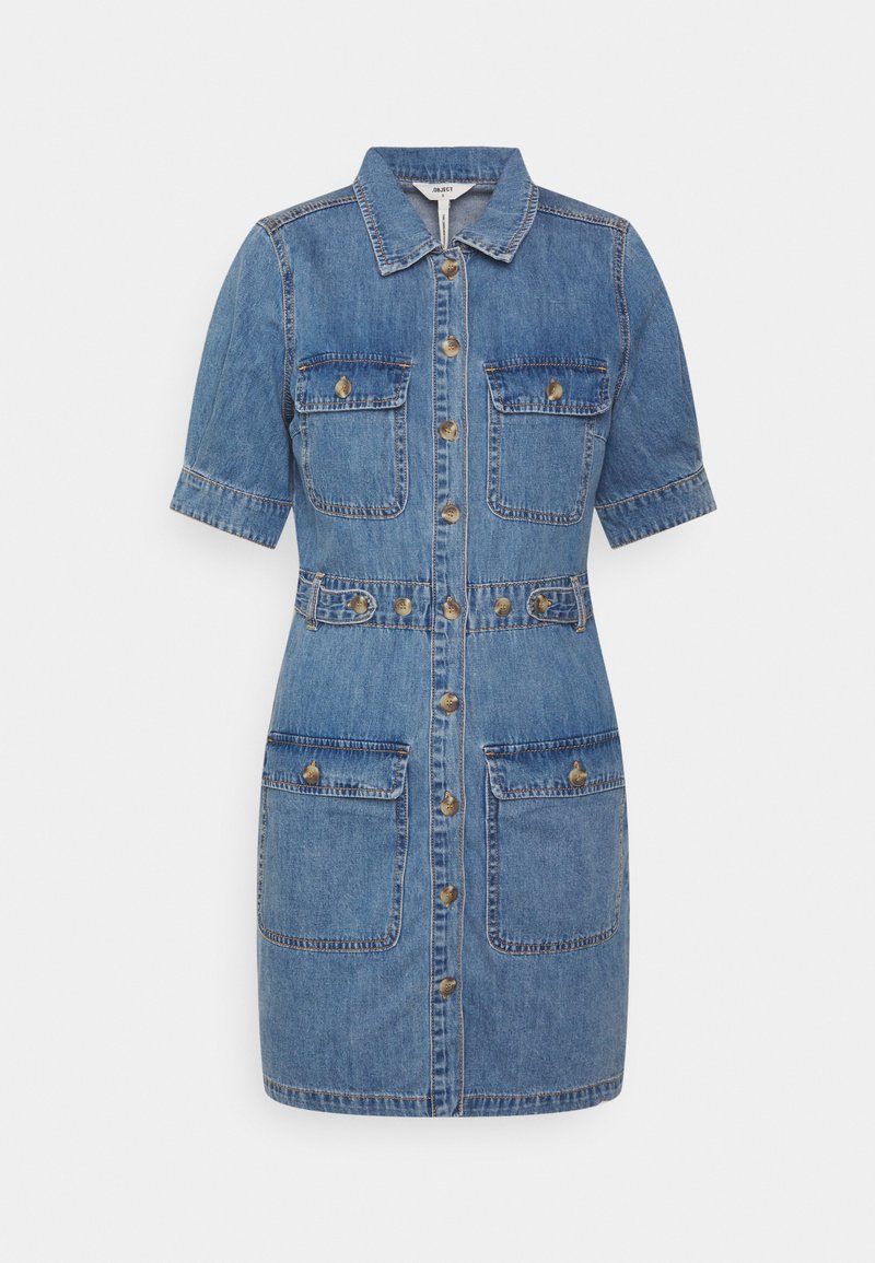 Vestido de ganga em azul claro com frente de botões, mangas curtas e dois bolsos no peito. Apresenta uma cintura cingida e costuras contrastantes.