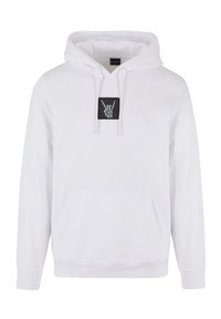 Hvid hoodie lavet af en blanding af bomuldsstof med en front kangaroo-lomme, der har et sort rektangulært patch med et skelet håndgrafik.