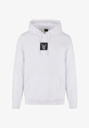 Weißer Hoodie aus Baumwollmischgewebe mit einer vorderen Kängurutasche, ausgestattet mit einem schwarzen rechteckigen Patch, auf dem ein Grafiken mit einem Skeletthand-Abbild zu sehen ist.