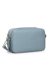 Borsa a tracolla in pelle azzurro chiaro con forma rettangolare, doppi scomparti con cerniera e un semplice logo in rilievo sul davanti.