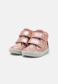 Rosa metalliske støvler med to borrelåsbånd, teksturert overflate, avrundet tå og en hvit gummisåle med et subtilt stjernesymbol.