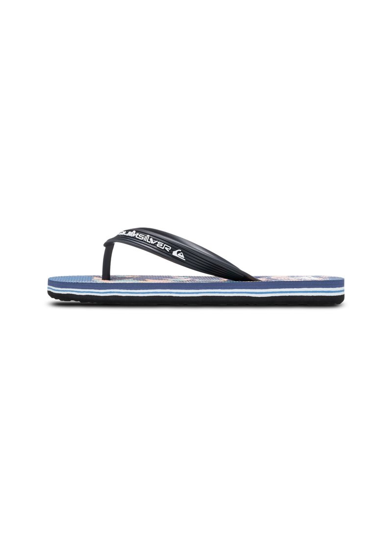 Svart flip-flop med en texturerad blå fotbädd som har ett blommönster, vit och blå randig sula och en logotyp på remmen.