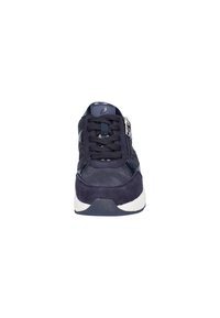 Marineblauwe sneaker met een suede bovenwerk, klassieke vetersluiting en een zijrits. De zool is wit met een gestructureerde zwarte onderkant voor grip.