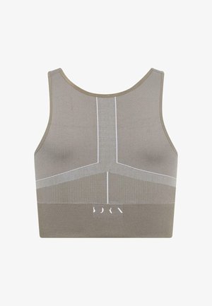 Jasnobrązowy stanik sportowy o prążkowanej fakturze i białych poziomych wzorach. Dekolt w serek oraz szerokie ramiączka; logo na dole w centrum.