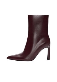 Burgunderfarbene Leder-Ankle-Boots mit spitzer Zehenform und hohem Stiletto-Absatz. Glatte Textur und elegantes Design ohne sichtbare Beschläge.
