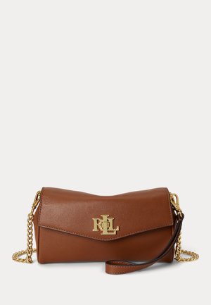 Pochette en cuir marron avec une bandoulière chaîne dorée, un bracelet pour poignet et un logo RL doré sur le rabat avant sur un fond blanc uni.