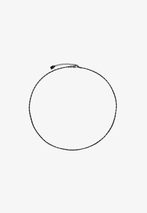 Schwarze Metallkette mit einem dünnen, gedrehten Design und einem Kettenverschluss. Verfügt über eine verstellbare Länge mit einem kleinen dekorativen Verschluss.