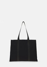Sort stof tote bag med to robuste, mørke stropper. Firkantet form med et simpelt, udekoreret design og blød tekstur.
