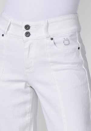Weiße Denim-Hosen mit doppeltem Knopfverschluss, klassischem Fünf-Taschen-Design, dezenten Stickdetails und einem kleinen Logo auf der Tasche.
